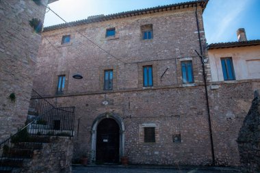 macerino, İtalya Haziran 02: 2020: Aşağı kasaba meydanı ve köyün en büyük sarayı