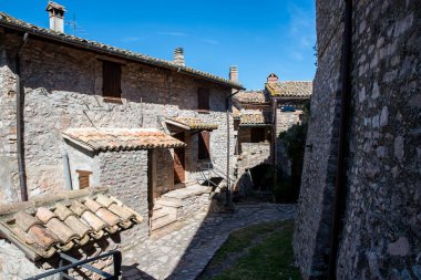 macerino, İtalya Haziran 02: 2020 Tamamen taş öngörü ve evlerden oluşan eski bir kasaba.