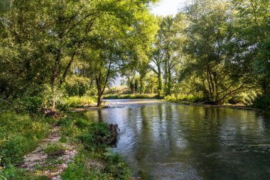 Yazın polimer baraja akan siyah nehir.