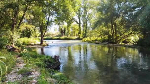 Czarna rzeka przepływająca przez zaporę polimerową — Wideo stockowe