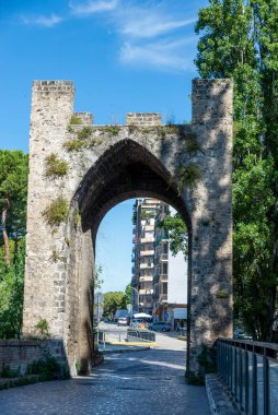 Terni, İtalya, 12 Haziran 2020: Antik Porta Sant Angelo girişi hepsi taş üzerine inşa edilmiş tarihi bölgeye