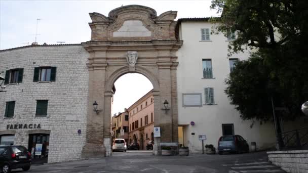 Sangemini, Itália 13 de junho de 2020: porta de entrada para San Gemini — Vídeo de Stock