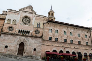 foligno.italy 14 Haziran 2020: Foligno san feliciano ana kilisesi çan kulesi ve kubbesi olan büyük yapı