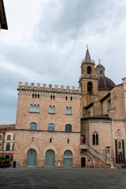 foligno.italy 14 Haziran 2020: Foligno san feliciano ana kilisesi çan kulesi ve kubbesi olan büyük yapı