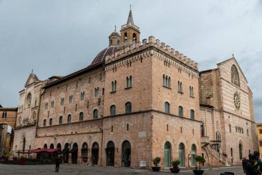 foligno.italy 14 Haziran 2020: Foligno san feliciano ana kilisesi çan kulesi ve kubbesi olan büyük yapı