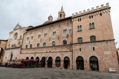 foligno.italy 14 Haziran 2020: Foligno san feliciano ana kilisesi çan kulesi ve kubbesi olan büyük yapı