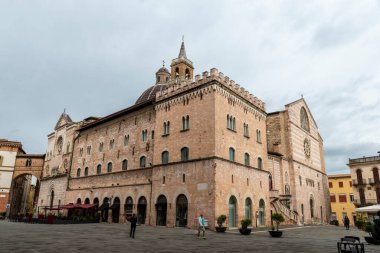 foligno.italy 14 Haziran 2020: Foligno san feliciano ana kilisesi çan kulesi ve kubbesi olan büyük yapı