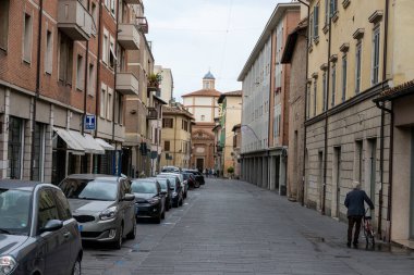 foligno.italy 14 Haziran 2020: Foligno şehrinin sokaklarının mimarisi