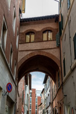 foligno.italy 14 Haziran 2020: Foligno şehrinin sokaklarının mimarisi