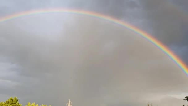 arc-en-ciel sur la vallée des terni