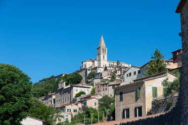 Todi kasabası duvarların dışından görüldü