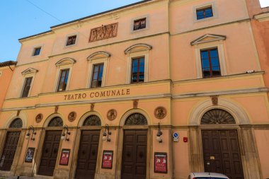 Todi, İtalya 20 Haziran 2020: San Talihli Tapınağı todi büyük çan kulesi ve büyük merdiven