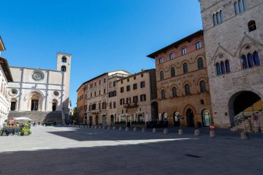 Todi, İtalya 20 Haziran 2020: Todi 'deki Piazza del Popolo kiliseleri ve belediyeleriyle birlikte Todi köyünün merkezinde.