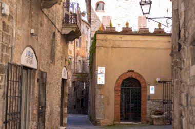 todi, İtalya 20 Haziran 2020: Kiliseler ve sokaklar arasındaki Todi köyündeki binaların mimarisi