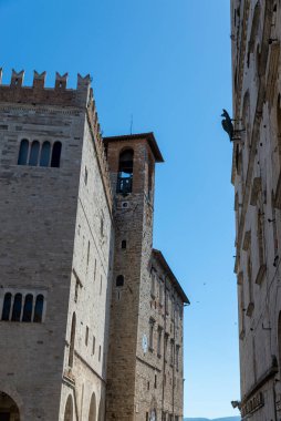 todi, İtalya 20 Haziran 2020: Kiliseler ve sokaklar arasındaki Todi köyündeki binaların mimarisi