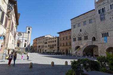 Todi, İtalya 20 Haziran 2020: Todi 'deki Piazza del Popolo kiliseleri ve belediyeleriyle birlikte Todi köyünün merkezinde.