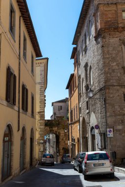 todi, İtalya 20 Haziran 2020: Kiliseler ve sokaklar arasındaki Todi köyündeki binaların mimarisi