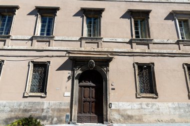 todi, İtalya 20 Haziran 2020: Kiliseler ve sokaklar arasındaki Todi köyündeki binaların mimarisi