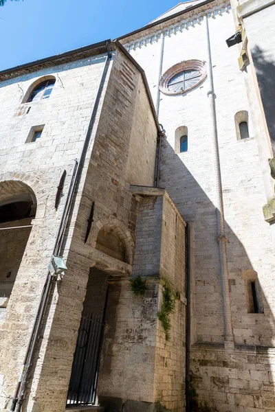 意大利 2020年6月20日 托迪村庄中教堂与街道之间的建筑 — 图库照片