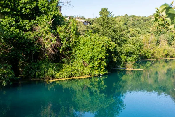 Narni Sofocante Lugar Celestial Con Agua Azul Rodeada Vegetación — Foto de Stock