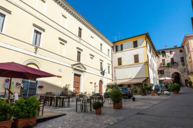 Heceleme, İtalya 27 Haziran 2020 San Lorenzo büyü kilisesinin önündeki küçük meydan.