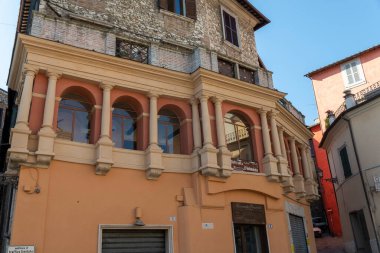 Narni, İtalya 29 Haziran 2020: Güneşli bir günde Narni 'de binaların ve sokakların mimarisi