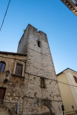 Narni, İtalya 29 Haziran 2020: Güneşli bir günde Narni 'de binaların ve sokakların mimarisi