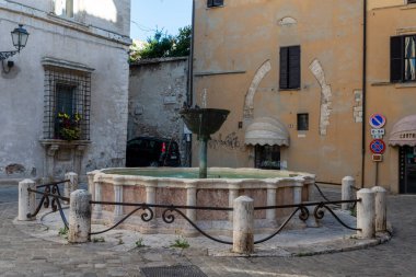 Narni, İtalya 29 Haziran 2020: Narni köyünün merkezinde Priori Meydanı 'ndaki çeşme