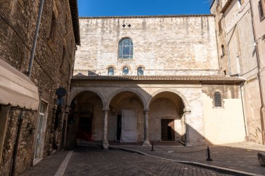 Narni, İtalya 29 Haziran 2020: Güneşli bir günde Narni 'de binaların ve sokakların mimarisi