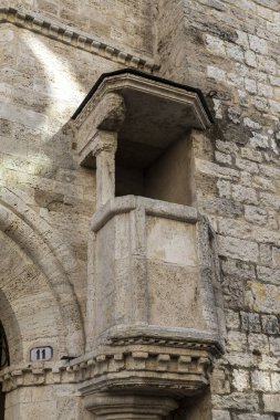 Narni, İtalya 29 Haziran 2020: Güneşli bir günde Narni 'de binaların ve sokakların mimarisi