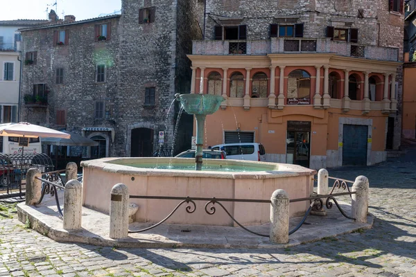 意大利纳尼 2020年6月29日 阳光灿烂的纳尼Garibaldi广场的喷泉 — 图库照片