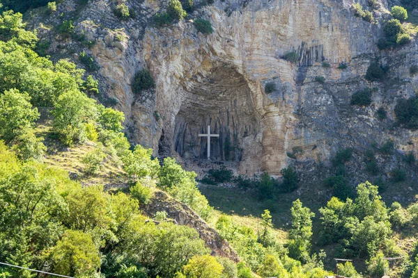 Σταυρό Τοποθετείται Μια Θέση Ένα Βουνό Στην Πόλη Της Rocca — Φωτογραφία Αρχείου