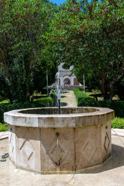 Rocca Porena, İtalya 5 Temmuz 2020 Rocca Porena Tapınağı 'nın bahçesindeki çeşme