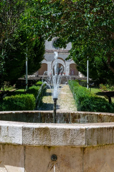 イタリアのロッカ ポレナ2020年7月5日ロッカ ポレナの聖域の庭の噴水 — ストック写真