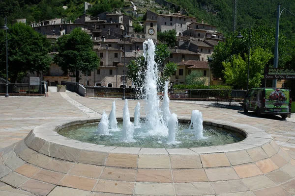 Landschaft Der Provinz Scheggino Perugia Mit Dem Brunnen Vordergrund — Stockfoto