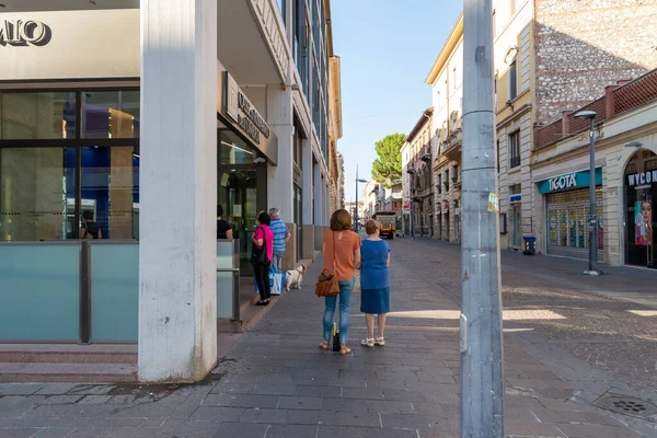 Terni Italy Ιουλίου 2020 Σειρές Ανθρώπων Που Πηγαίνουν Στην Τράπεζα — Φωτογραφία Αρχείου