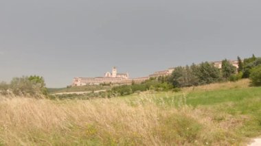 Asisi, İtalya 11 Temmuz 2020: Assisi 'deki San Francesco Bazilikası' nın Genel Bakış