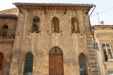 Asisi, İtalya 11 Temmuz 2020: Asistan 'ın tarihi merkezinde cadde ve binaların mimarisi