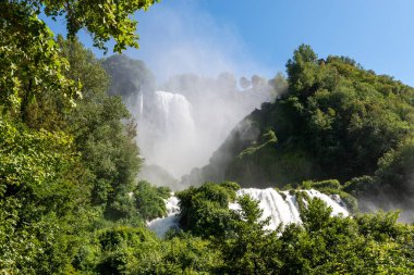 Güneşli bir günde Avrupa 'nın en yüksek şelalesi