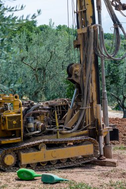 Yerli bir şantiyedeki su kuyuları için çalı.