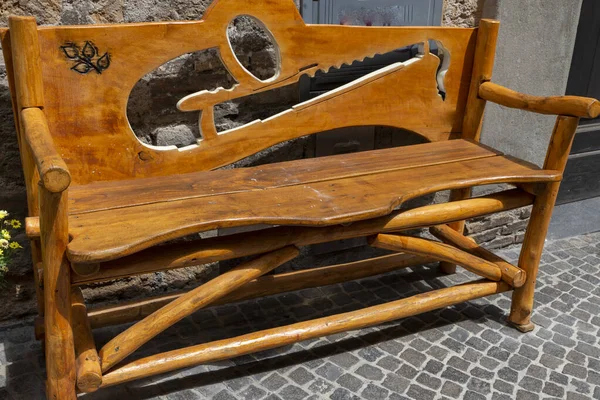 Ręcznie Robiona Drewniana Ławka Jasnobrązowym Rzeźbionym Drewnem — Zdjęcie stockowe