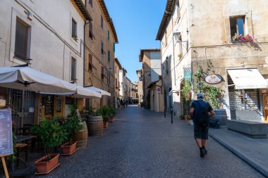 Orvieto, İtalya 19 Temmuz 2020: Vi 'nin mimarı ve Orvieto' nun merkezinde binalar