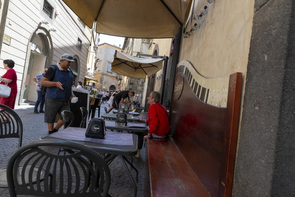 Orvieto Ιταλία Ιουλ 2020 Άνθρωπος Κάθεται Στο Μπαρ Ένα Ποτήρι — Φωτογραφία Αρχείου