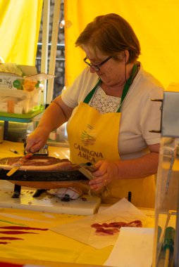 Terni, İtalya 24 Temmuz 2020: Markette jambon dilimleyen kadın