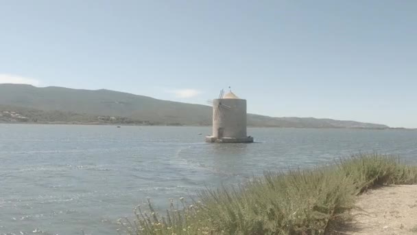 晴れた日には海の真ん中にあるオベテロ風車 — ストック動画