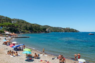 Porto Santo Steefano, İtalya 25 Temmuz 2020: Yazın Porto Santo Stefano 'nun küçük doğal plajları