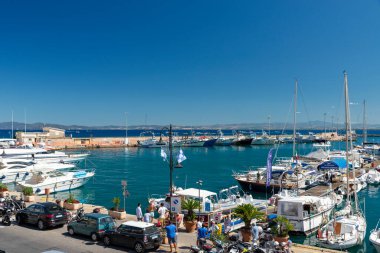 Porto Santo Steefano, İtalya 25 Temmuz 2020 Porto Santo Stefano limanı, tekne ve deniz.