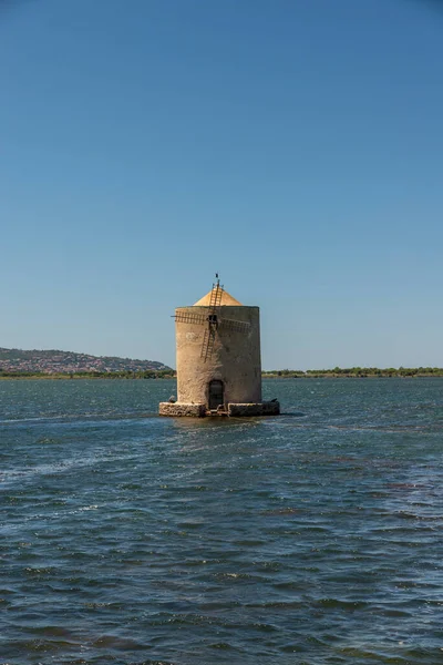 Orbetello Italie Juillet 2020 Ancien Moulin Vent Milieu Mer Orbetello — Photo