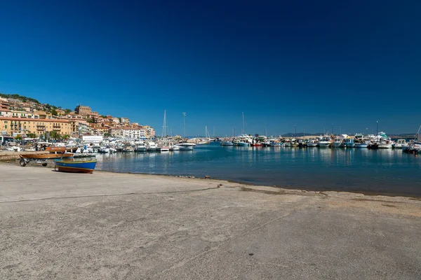 Porto Santo Stefano Włochy Lipca 2020 Nabrzeże Gdzie Łodzie Wypływają — Zdjęcie stockowe