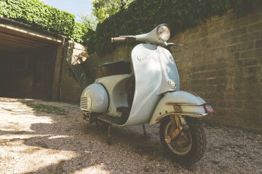 Terni.italy Temmuz 27 2020: Vespa özel 50 klasik piaggio açık mavi